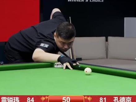 积雪已覆盖球场，加拿大联赛球员在雪战中完成潇洒倒钩得分